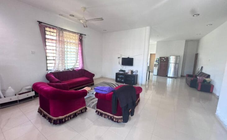 Interior ruang tamu rumah freehold open title Sungai Karang Damai Kuantan Pahang.