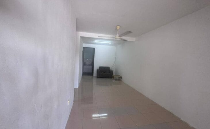 Interior rumah 3 bilik Taman Bandar Kuantan Putri dekat Pantai Cempaka.