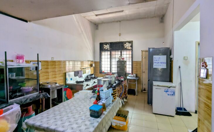 Ruang dalaman kedai setingkat Taman Indera Sempurna Kuantan dengan susun atur ruang makan, meja dan kerusi, sesuai untuk restoran, cafe atau kedai makan tengahari.