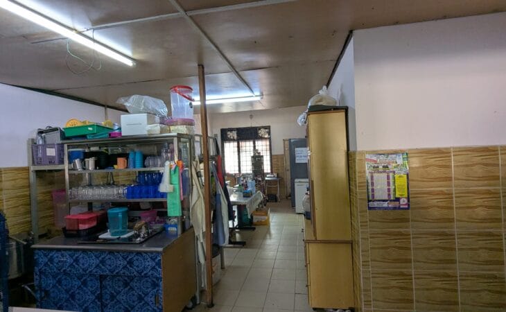 Ruang dalaman kedai setingkat Taman Indera Sempurna Kuantan dengan susun atur ruang makan, meja dan kerusi, sesuai untuk restoran, cafe atau kedai makan tengahari.