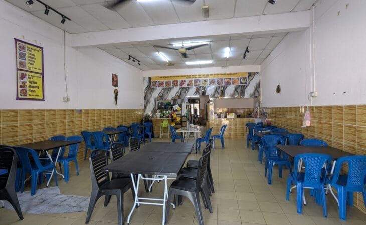 Ruang dalaman kedai setingkat Taman Indera Sempurna Kuantan dengan susun atur ruang makan, meja dan kerusi, sesuai untuk restoran, cafe atau kedai makan tengahari.