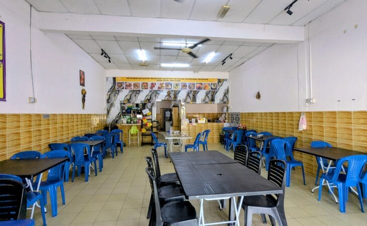 Ruang dalaman kedai setingkat Taman Indera Sempurna Kuantan dengan susun atur ruang makan, meja dan kerusi, sesuai untuk restoran, cafe atau kedai makan tengahari.