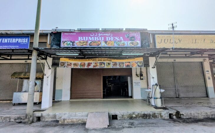 Fasad depan kedai setingkat komersial di Taman Indera Sempurna Kuantan, lokasi dalam kawasan perumahan padat dan sesuai untuk perniagaan makanan.