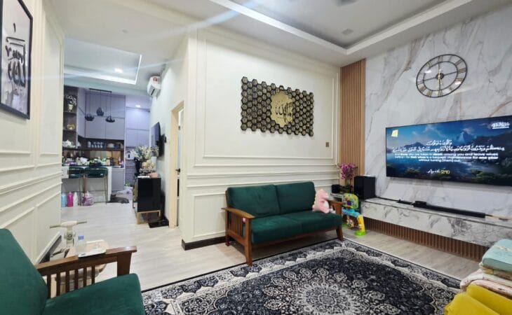 Ruang tamu moden rumah teres Summer East KotaSAS Kuantan dengan wainscoting, plaster ceiling dan kemasan premium.