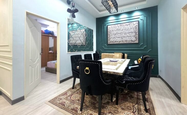 Ruang makan elegan rumah teres Summer East KotaSAS Kuantan yang telah diubah suai dengan konsep moden.