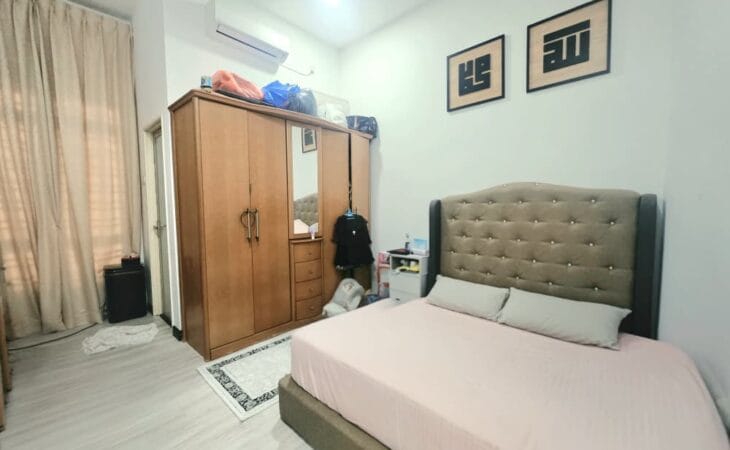 Bilik tidur kedua rumah teres Summer East KotaSAS Kuantan dengan kemasan lantai vinyl.