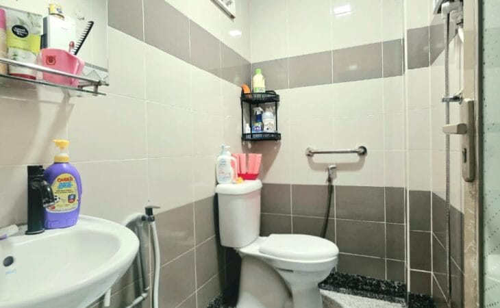 Bilik air moden rumah teres Summer East KotaSAS Kuantan dengan kemasan jubin berkualiti.