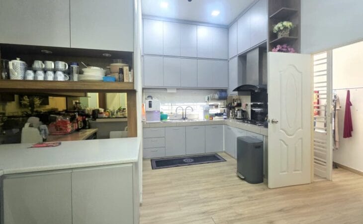 Dapur moden rumah teres Summer East KotaSAS Kuantan lengkap dengan kitchen cabinet, island dan table top.